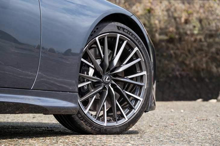 タイヤはフロントが245/40R21でリアが275/35R21。2023年の改良で標準装着タイヤがランフラットからノーマルタイヤに変わっている。