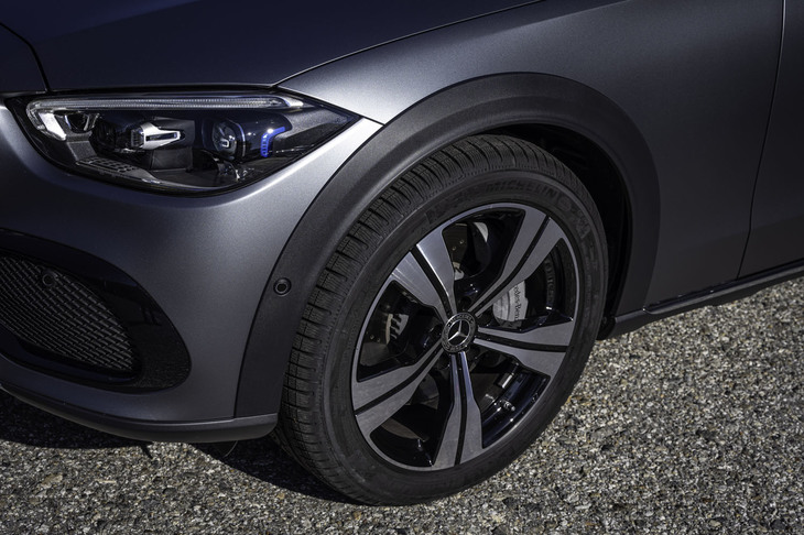 今回ドイツで試乗した車両には、オプションとなる245/45R18サイズのウインタータイヤ「ミシュラン・パイロットアルペン」が装着されていた。「Cクラス オールテレイン」の標準タイヤサイズは225/55R17で、 245/40R19も選択できる。