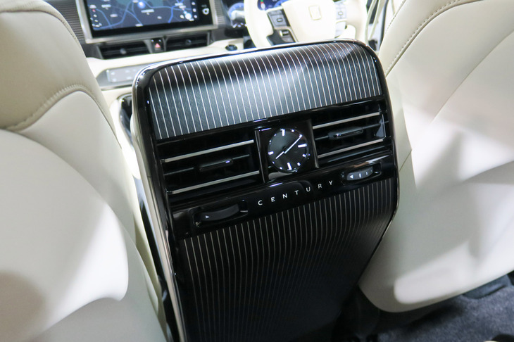 トヨタ・センチュリー(時計&リアシート用エアコン吹き出し口)
