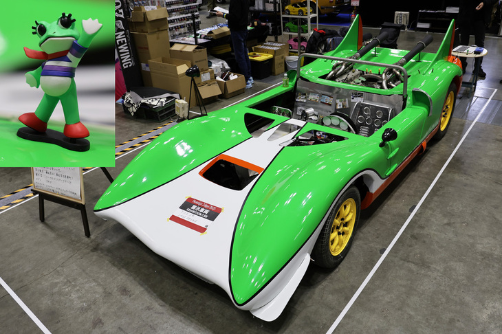 ノーチラススポーツカーがつくった「ケロヨン号」レプリカ。1960年代に存在したレーシングカーコンストラクターのデル・レーシングが製作した2座オープンのレーシングスポーツである「デルRSB」。それを当時、子供たちの間で絶大な人気を誇ったカエルのキャラクター「ケロヨン」が主役の着ぐるみ劇を主宰していた木馬座がスポンサードしてレースを走らせたのがケロヨン号。オリジナルは「トヨタ・クラウン エイト」用の2.6リッターV8エンジンをミドシップしていたが、これは初代「セルシオ」などに積まれた4リッターV8の1UZ-FEを搭載する。