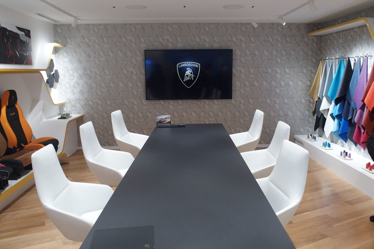 「THE LOUNGE TOKYO」の地下1階が、ランボルギーニの個人オーダープログラム「アドペルソナム」の専用スタジオになっている。