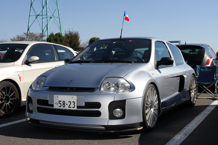 「ルノー・クリオ ルノースポールV6」。2代目クリオをベースに3リッターV6エンジンをミドシップした「5ターボ」の再来。