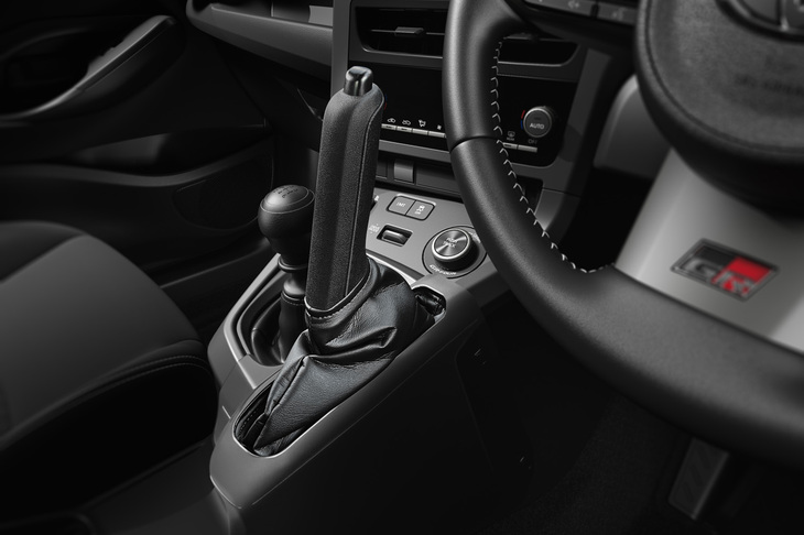 FIA世界ラリー選手権や全日本ラリー選手権参戦で得た知見を生かした縦引きパーキングブレーキが全車で選択できるようになった。