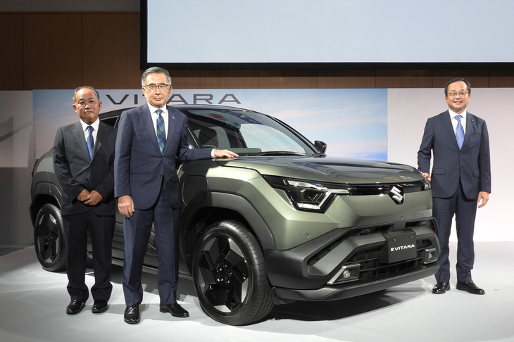 写真向かって右から、スズキの日本営業本部長を務める玉越義猛氏、代表取締役社長の鈴木俊宏氏、「eビターラ」のチーフエンジニアを務めた小野純生氏。