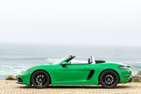 「718ボクスターGTS 4.0」のボディーサイズは全長×全幅×全高=4391×1801×1262mm、ホイールベース=2475mm。車重は1405kg。