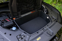 フロントのボンネット下に容量60リッターの収納スペースが用意されており、工具キットと充電ケーブルが収納できるようになっている。