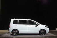 新型「フリード エアー」のボディーサイズは全長×全幅×全高=4310×1695×1755mm、ホイールベース=2740mm。従来型よりも全長が45mm延びた。前後フェンダーにクラッディングが追加される「フリード クロスター」は全幅が1720mmとなる。