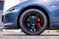 ブラックにペイントされたレイズ製の17インチ鍛造アルミホイールを採用。タイヤは205/45R17サイズの「ブリヂストン・ポテンザS001」が装着される。高性能アルミ合金を用いたブレンボ製の軽量・高剛性ブレーキキャリパーは標準装備となるアイテムで、スリット付きローターとスポーツパッドもオプションで選択できる。
