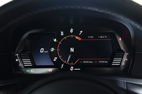 大きなタコメーターを中心としたメーターパネルはどのトヨタ車ともBMW車とも似ていない独自のレイアウト。コントラストが高く見やすい。