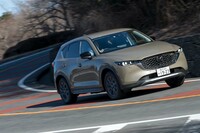 「CX-5 20Sフィールドジャーニー」の走りは、ワインディングロードでもなかなかのもの。ロールの仕方や姿勢変化が適切で、安心して運転できる。