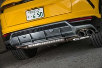 バンパー下部に設けられたディフューザー。デュアルエキゾーストパイプとともに、ハイパフォーマンスを主張する。