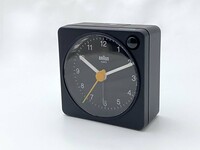 「ブラウンBC02XB」。デザインに加え、秒を刻む音がほとんど聞こえないのも秀逸。