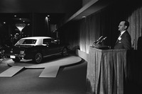 1964年のニューヨーク万国博覧会において、「フォード・マスタング」を発表するリー・アイアコッカ氏。