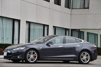 2012年にテスラ初の自社開発・自社生産モデルとして登場した「モデルS」(写真は2016年モデル)。連綿と改良を受けながら、今日でも販売が続けられている。(写真:田村 弥)