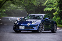 2022年1月に日本導入が発表された「アルピーヌA110」のマイナーチェンジモデル。ラインナップはエントリーグレードの「A110」、グランドツーリングを楽しむための新グレード「A110 GT」、そしてサーキット走行を見据えたハードコアな「A110 S」の3グレード展開となった。写真はA110 GTで、車両本体価格は893万円。