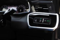 ステアリングホイールの右側には灯火類のタッチスイッチが用意されている。誤操作を防ぐためヘッドランプとフォグランプのボタンの間に出っ張りが設けられている。