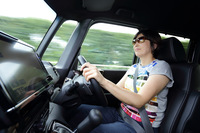 「N-BOXカスタムG・EXターボHonda SENSING」に試乗する筆者。