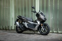 2020年に国内販売が始まった、ホンダの個性派スクーター「ADV150」。発売から4年がたった今でも、初期型の中古車は当時の価格(45万1000円)とさほど変わらないプライスタグをつけている。
