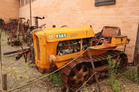 農家の片隅で余生を送る無限軌道付きのフィアット製トラクター「312C」。今もイタリア人の多くが思い描くトラクターといえば、こうしたオレンジのフィアット製だ。筆者が住むシエナ郊外で。