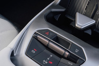 (※)欧州では安全性の観点から、操作系の過度なタッチスクリーンへの依存に対して、揺り戻しが起きている。例えば新車評価プログラム「ユーロNCAP」では、ウインカー、ハザードランプ、ワイパー、クラクション、SOS通報機能については、物理スイッチ(レバーやボタンなど)がないクルマは、2026年1月より安全評価が下げられることとなった。同様の流れは中国などでも起きており、世界的に波及する可能性がある。