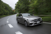 まずはマイルドハイブリッド機構を備えた「C200」のセダンに試乗。出足の鋭さは「AMG C43」などよりも上手に感じられた。