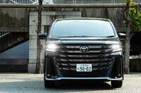 現行型「トヨタ・ヴェルファイア」のフロントマスク。確かに、年がら年中こうした顔のクルマに後ろにつかれていると、ちょっとヘキエキしてくるかもしれない……。(写真:山本佳吾)