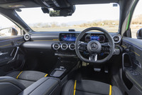 インテリアには「ファイナルエディション」専用のアルミのトリムを採用。ステッチやアクセントなどに外装と同じイエローが効果的に使われる。