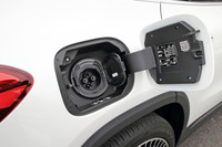 充電は、6.0kWまでの普通充電とCHAdeMO規格の直流急速充電に対応。後者については100kWという高い充電速度にも対応している。