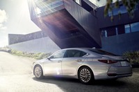 「レクサスES」がマイナーチェンジ ブランドの基幹セダンが全方位的に進化の画像