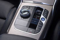 クリスタル仕立てのインフォテインメント用ダイヤルとシフトレバー、スタート/ストップスイッチは6万9000円のオプション。「3シリーズ」には「マイモード」が採用されておらず、まだドライブモードが残っている。