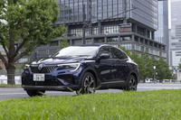 ルノーのクーペSUV「アルカナ」に特別仕様車「テクノ」が登場した。独自のハイブリッドシステムを搭載する「フルハイブリッドE-TECH」と「マイルドハイブリッド」の両モデルにラインナップされる。