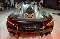 電動可動式のリアウイングはおよそ300mm後方に伸び、角度も調整される。