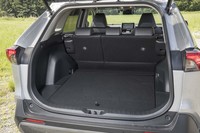 「RAV4ハイブリッドG」では荷室のデッキボードの裏面が樹脂(表面はカーペット)になっており、水にぬれたものを積むときなどに役立つ。