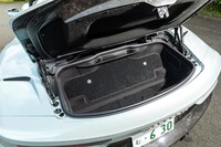 リアの荷室容量は150リッター。たっぷりとはいえないが、「2人で1泊旅行する程度の荷物」は積める広さだ。