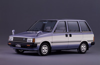1982年「日産プレーリー」。両側リアドアをスライド式とし、Bピラーもない「世界初のピラーレスフルオープンドア」と称する広大な開口面積を誇るボディーに3+3+2(コラムシフト仕様の場合)の3列シートを備えていた。当初のパワーユニットは1.5/1.8リッター直4 SOHCだった。