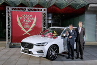 2017-2018 日本カー・オブ・ザ・イヤーに輝いた「ボルボXC60」と、ボルボ・カー・ジャパンの木村隆之社長(左)、日本カー・オブ・ザ・イヤー実行委員長の荒川雅之氏(右)。