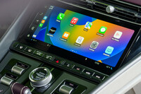 アストンマーティンが初めて自社開発した新しいインフォテインメントシステムは、30ミリ秒という素早い応答性が特徴。スマートフォンのミラーリング機能は、ワイヤレス接続に対応している。