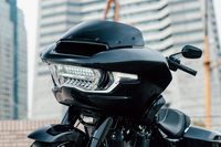 新型「ストリートグライド/ロードグライド」は、風洞解析を用いて開発された新形状のフェアリングを装備。ロードグライド(写真)には可動式のエアベーンも備わっており、空気の流れを調整して、より快適性を高めることができる。