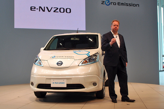 「日産e-NV200」。傍らに立つのは、日産自動車のアンディ・パーマーCPLO(チーフ プラニング オフィサー)。