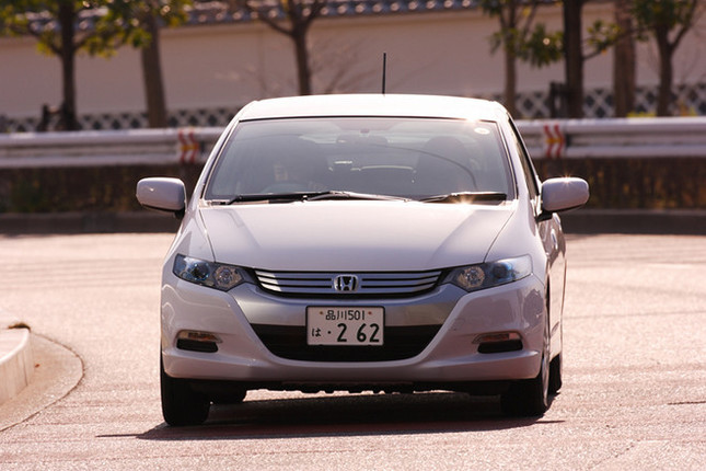 【スペック】全長×全幅×全高=4390×1695×1425mm/ホイールベース=2550mm/車重=1190kg/駆動方式=FF/1.3リッター 直4SOHC8バルブ(88ps/5800rpm、12.3kgm/4500rpm)、モーター(14ps/1500rpm、8.0kgm/1000rpm)/価格=189万円(テスト車=217万500円/HDDインターナビシステム+ETC車載器=24万9000円/ホワイトパール=3万1500円)