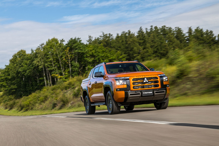 三菱トライトンGSR(走行シーン)