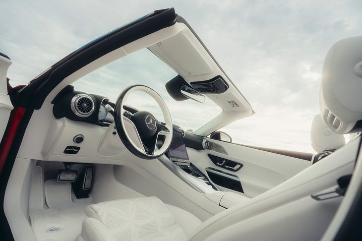 インテリアにはサステナブルななめし加工を施した、クリスタルホワイトの「MANUFAKTURエクスクルーシブナッパレザー」を各所に採用している。