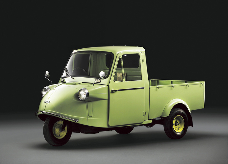 「ダイハツ・ミゼット」。1957年、バイクのようにまたがるバーハンドル仕様に始まり、1959年に丸ハンドル仕様にモデルチェンジ。写真は1962年に登場した最終型の「MP5型」で、305cc空冷2ストローク単気筒エンジン(最高出力12PS)を搭載。