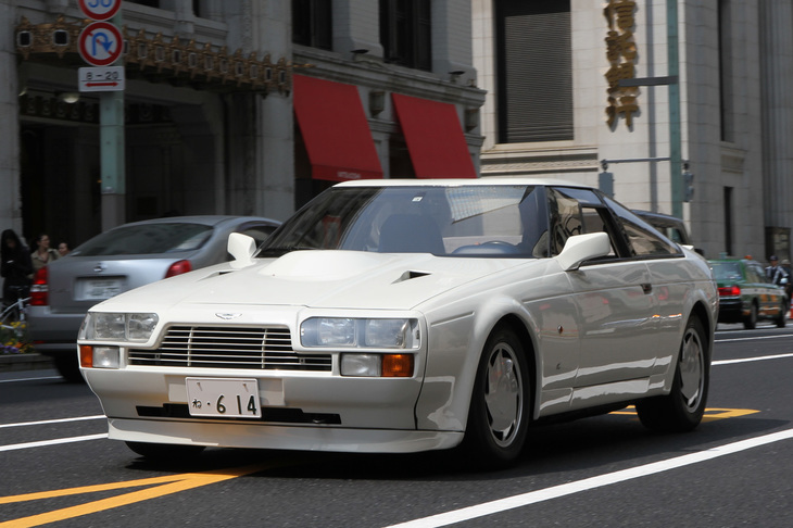 しんがりを務めるのは1987年「アストンマーティンV8ザガート」。1986年のジュネーブモーターショーでこの「クーペ」がデビュー、生産台数はクーペが52台、「ヴォランテ」(コンバーチブル)が37台といわれる希少車。
