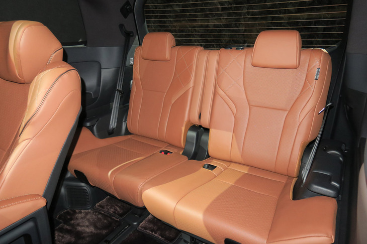 前後席間距離が10mm伸びるなど、快適性が向上したサードシート。3人乗車はさすがにきついが、2人で乗るぶんには広さは十分。格納式のセンターアームレストやUSBポート(左右のトレイに各1個)も備わっている。