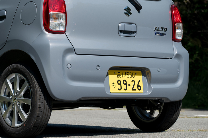 リアのバンバー形状も変わっている。見比べないと分からない間違い探しレベルではあるが、サイドのエッジが立っており、リアへの空気の巻き込みを抑制している。