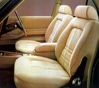 当時の純国産高級車に比べ、サポートのよさそうなセパレート式のフロントシート。シート表面はモケット張り。
