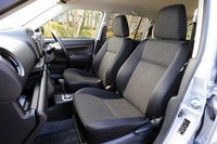 車内で休憩や仮眠などをとる場合を考慮して、フロントシートのリクライニング角度は76度に設定されている。ヒップポイントは585mmの高さで、乗り降りもしやすい。