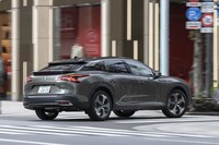 フロント:ストラット、リア:トーションビームの足まわりには「アドバンストコンフォートアクティブサスペンション」を装備。現行のシトロエンでは唯一の減衰力アクティブサスであり、ドライブモードに応じて減衰力を適切に変化させる。