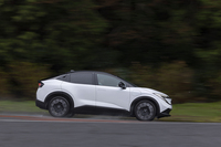 【日産リーフB7 Gのスペック】
ボディーサイズ:全長×全幅×全高=4360×1810×1565mm/ホイールベース:2690mm/車重:1920kg/駆動方式:FWD/モーター:交流誘導電動機/最高出力:218PS(160kW)/4400-1万1700rpm/最大トルク:330N・m(33.7kgf・m)/0-4300rpm/タイヤ:(前)235/45R19 95V/(後)235/45R19 95V(ダンロップeスポーツマックス)/一充電走行距離:670km(WLTCモード)/交流電力量消費率:137Wh/km(WLTCモード)/価格:599万9400円
【取材時の電費データ】
テスト距離:301.0km(市街地1:高速道路7:山岳路2)/消費電力量:--kWh/参考電力消費率:5.4km/kWh(車載電費計計測値)